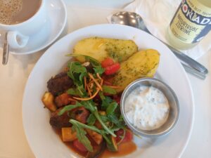 Bifteki mit Seele aus Feta, Ofenkartoffeln, hausgemachtes ZaZiki, Ratatouille-Gemüse