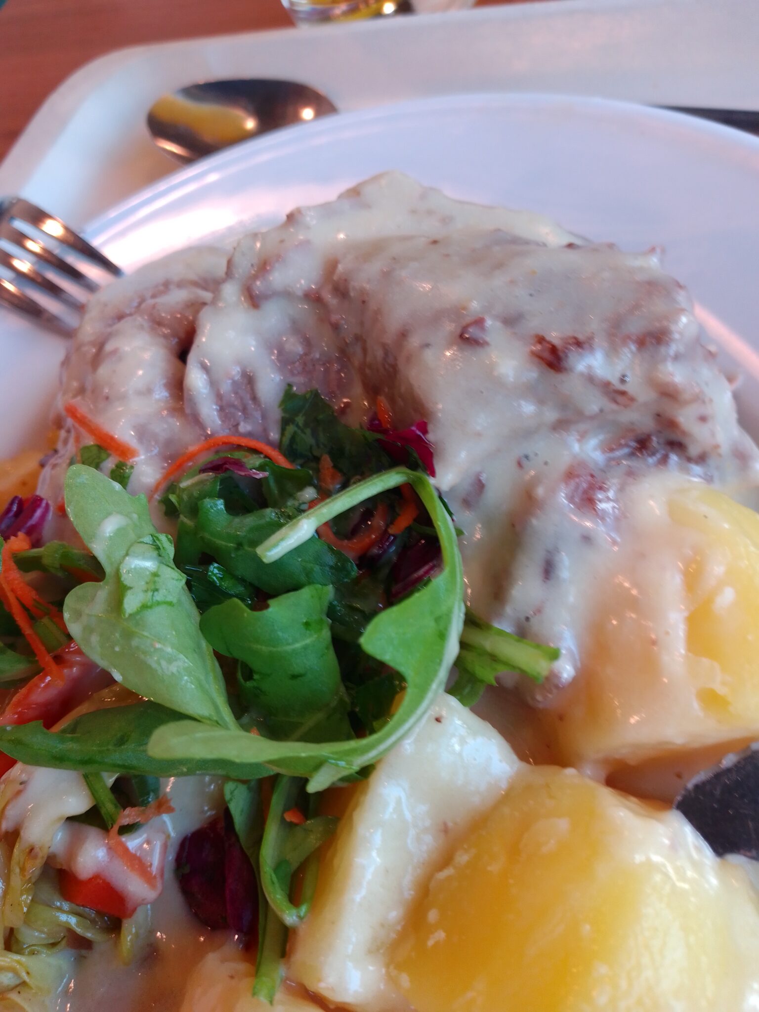 tafelspitz mit meerettichsauce, salzkartoffeln und spitzkohl-möhren ...