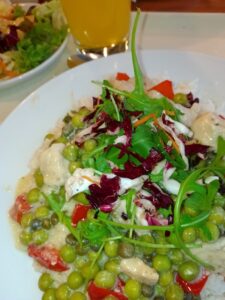 putenfrikassee mit kapern, erbsen und  roter paprika auf basmatireis + kleinem salat
