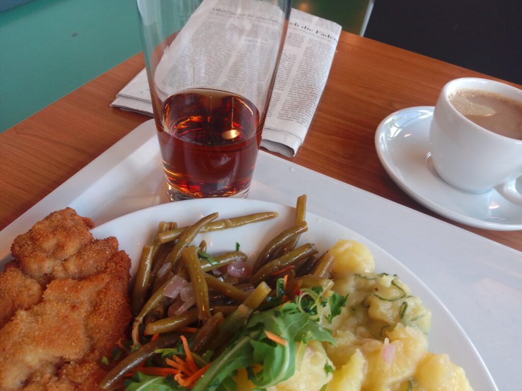 kalbsschnitzel mit schwäbischem kartoffelsalat und grünem bohnensalat