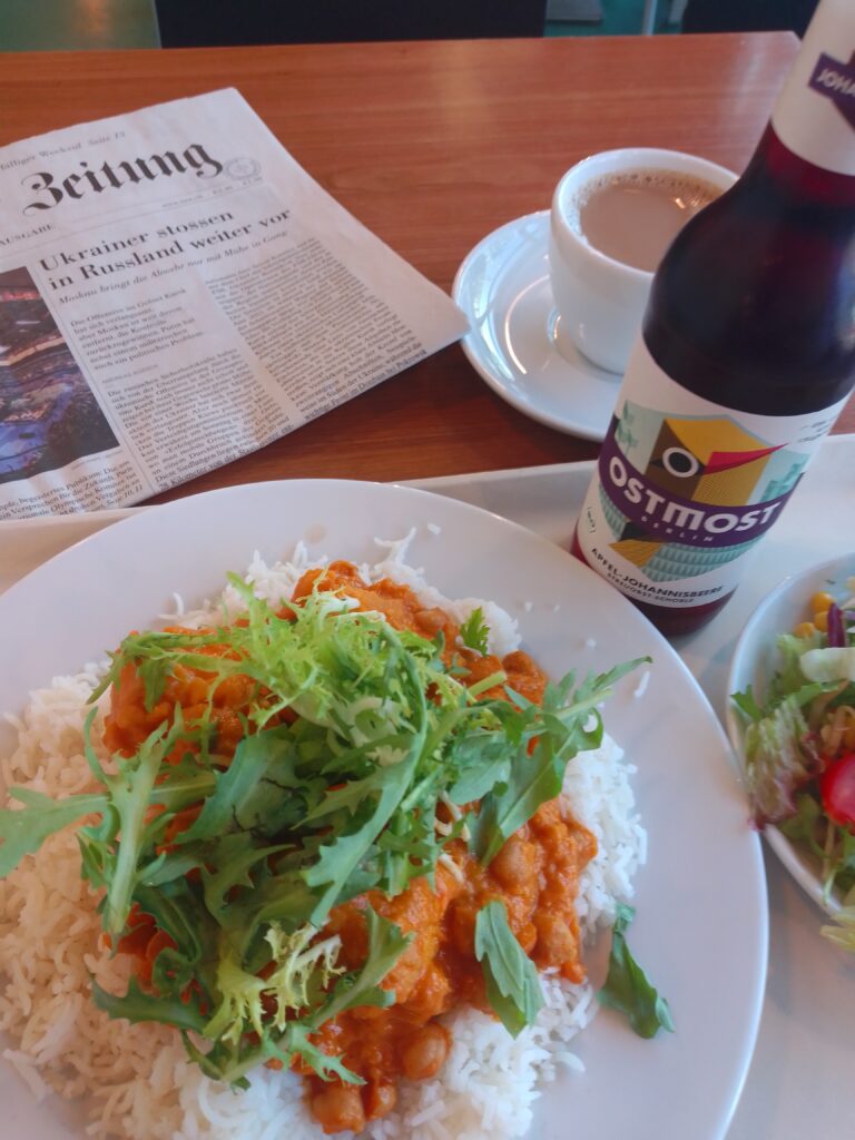 kichererbsencurry mit blumenkohl, auf basmatireis mit koriander, sojasprossen und kl. gemischtem salat