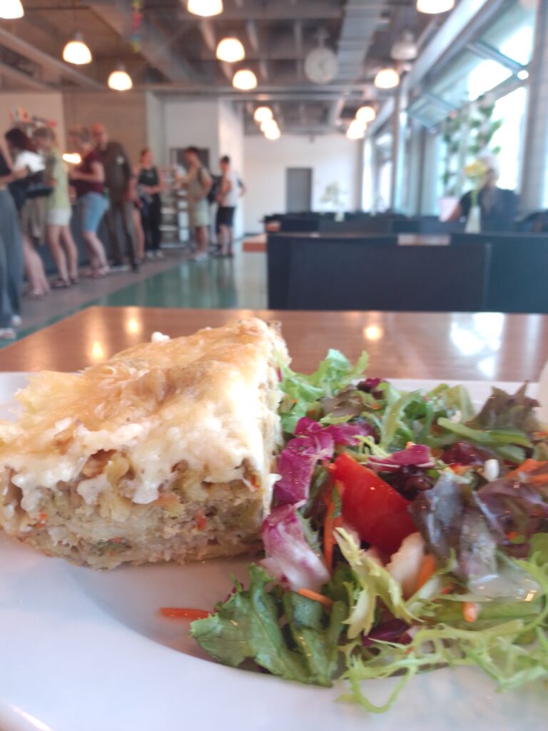 maultaschenauflauf mit parmesan überbacken und kleinem gemischtem salat mit limettendressing