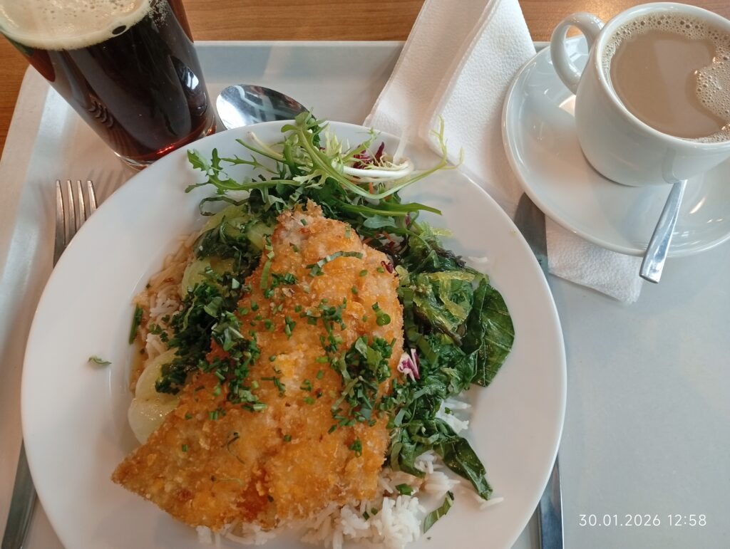 seelachsfilet in knusperpanade mit miso-nußbuttersauce auf basmatireis und pak choi